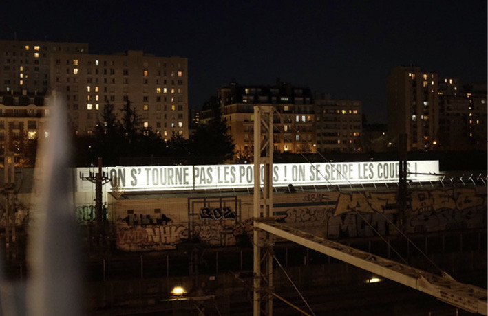 Fresque « On s’tourne pas les pouces ! On se serre les coudes ! »